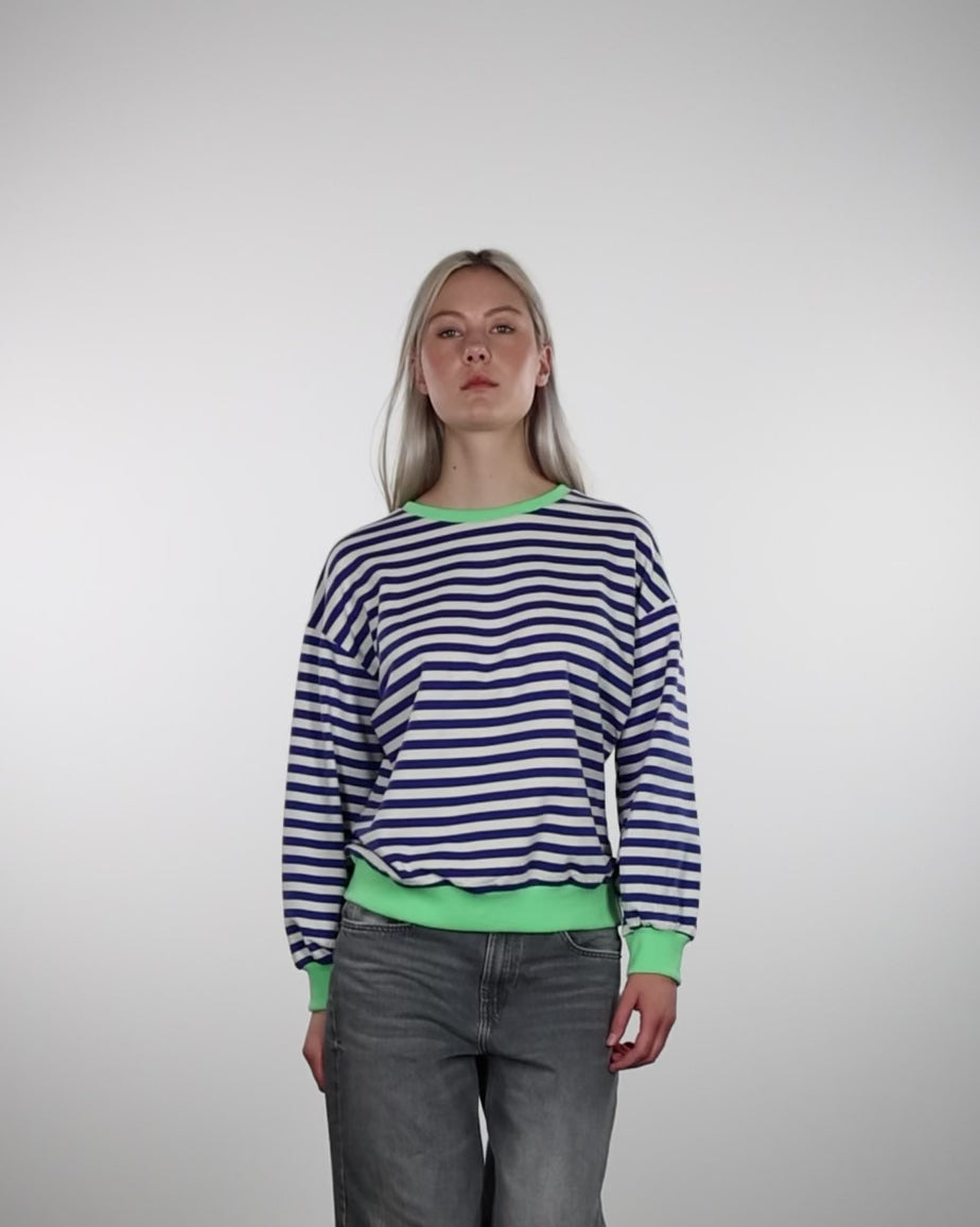 Gestreiftes Sweatshirt mit Farbakzenten im Laufen