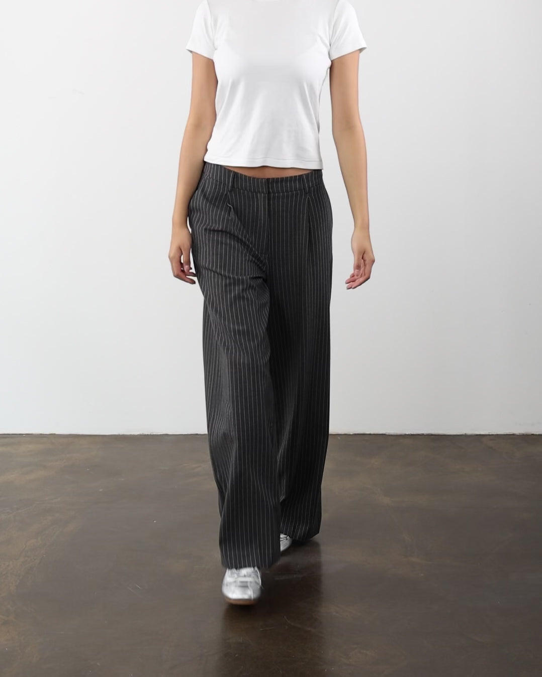 Nadelstreifen Hose mit geraden Bein in Bewegung