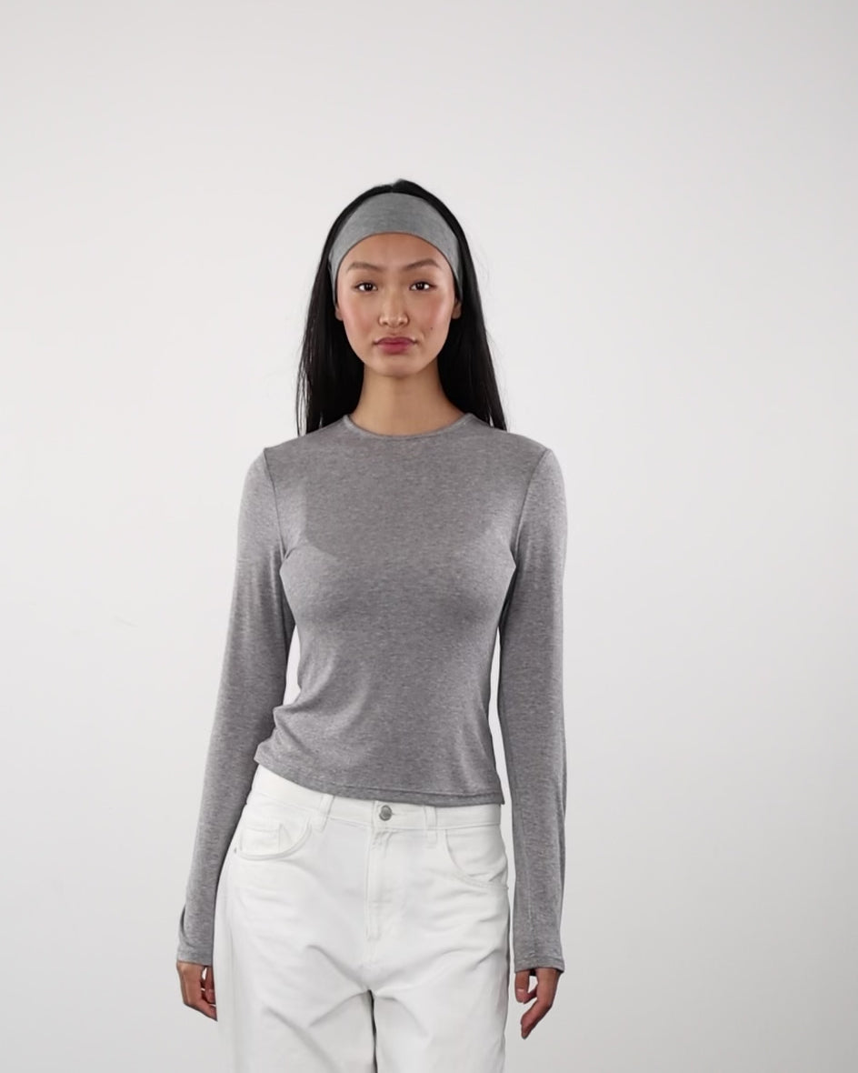 Langarmshirt mit Rundhalsausschnitt in bewegung