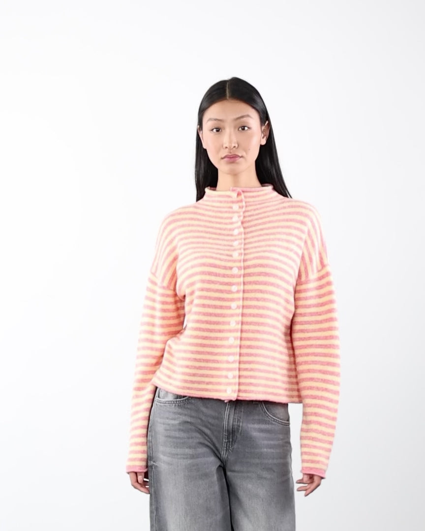 Gestreifte Strickjacke mit Stehkragen in Bewegung