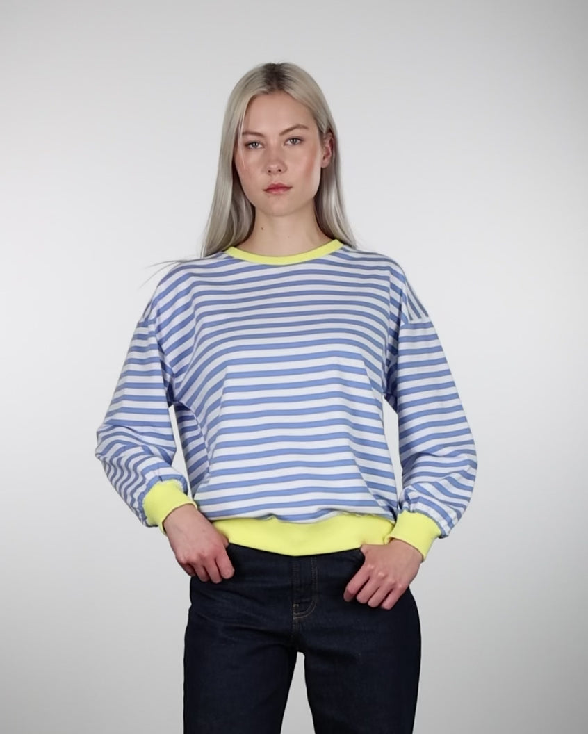 Gestreiftes Sweatshirt mit Farbakzenten im Laufen