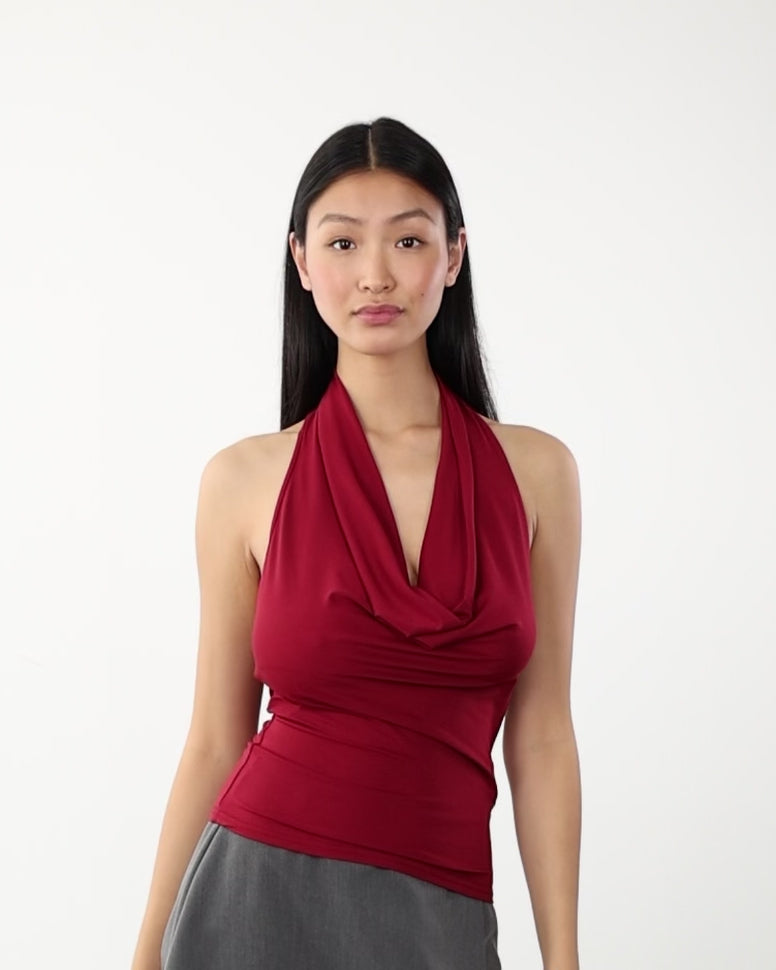 Top mit Wasserfallausschnitt in Bewegung