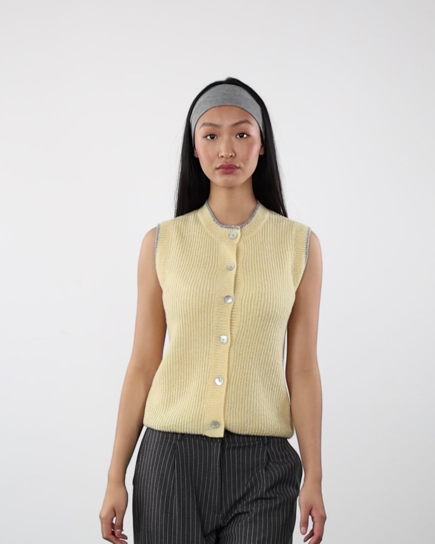 Strickpullunder mit Kontrastnaht in Bewegund