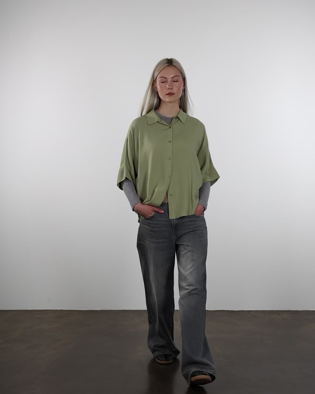 Weite Kurzarm Bluse im Laufen