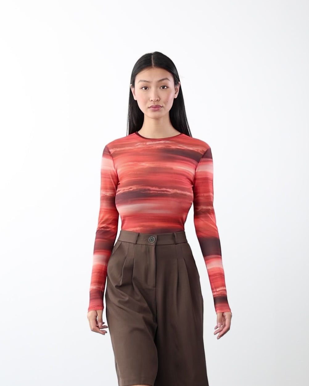 Body mit Sonnenuntergang-Print in Bewegung