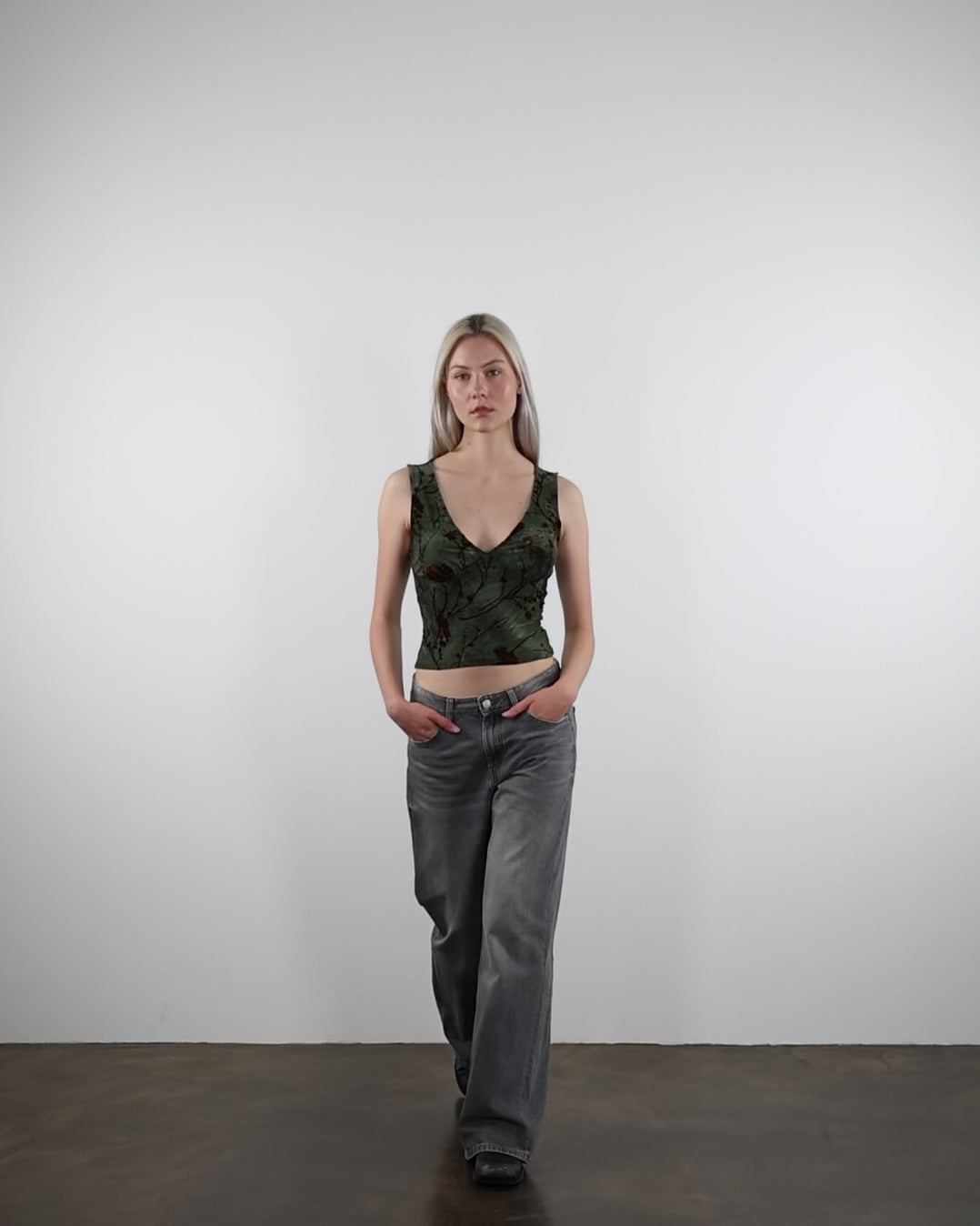 V-Neck Top mit Blumenprint aus Samt in Bewegung