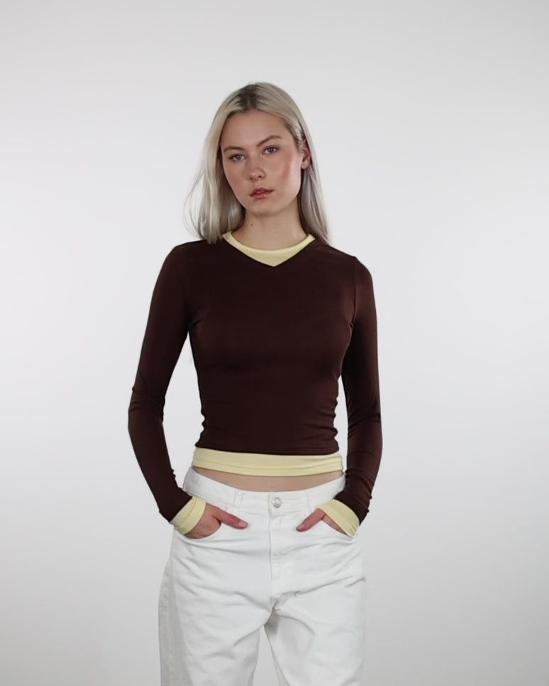 Langarmshirt mit Layering-Effekt im Laufen