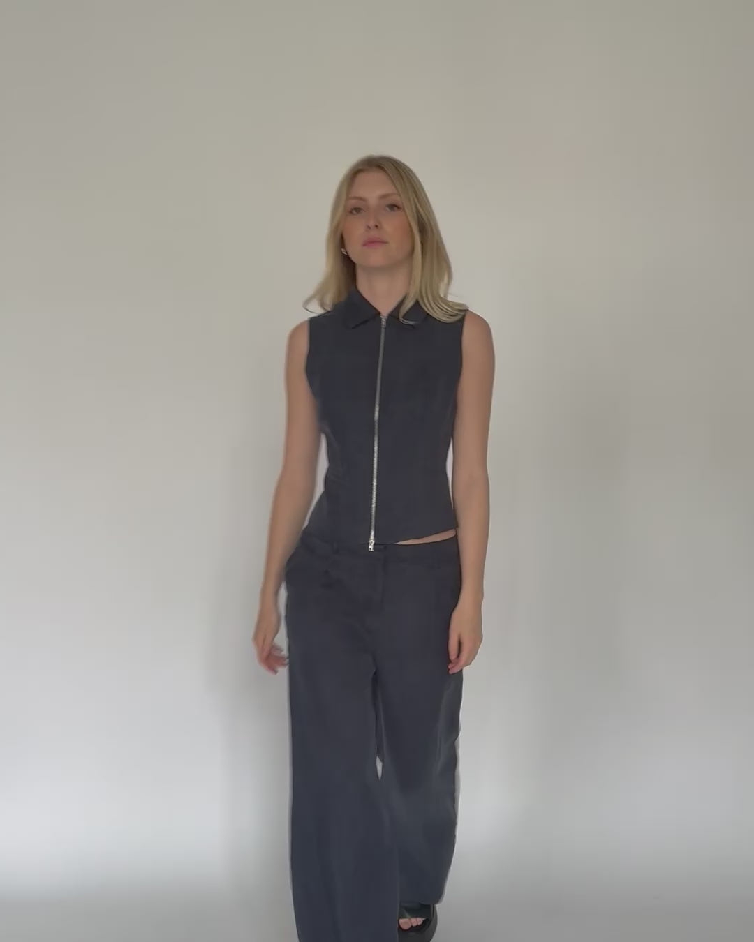 Ärmellose Bluse mit Reißverschluss in Bewegung