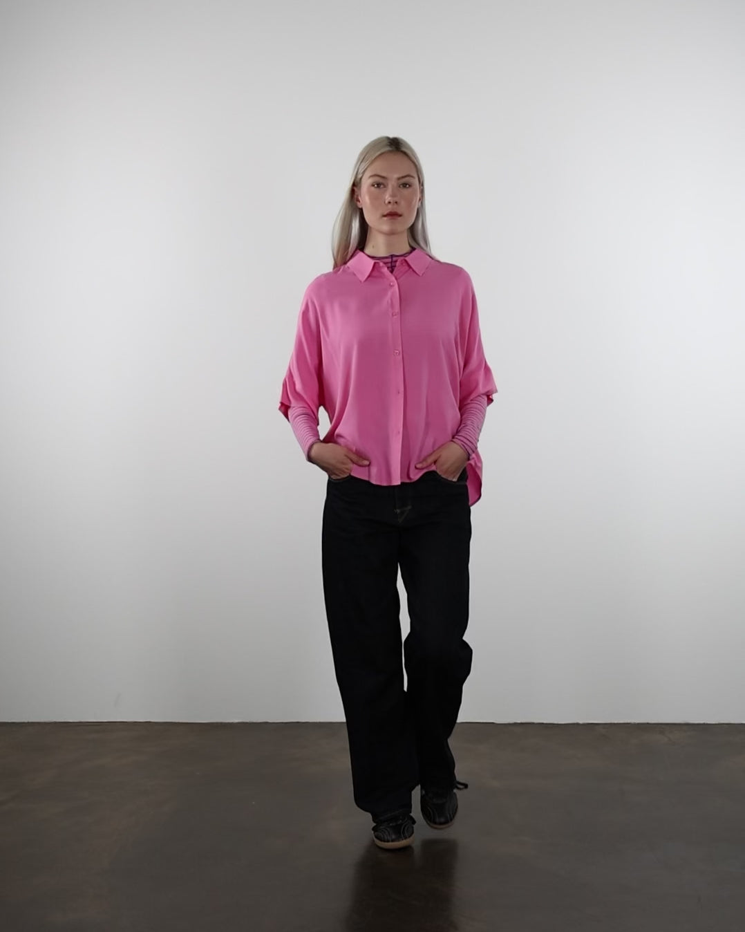 Weite Kurzarm Bluse im Laufen