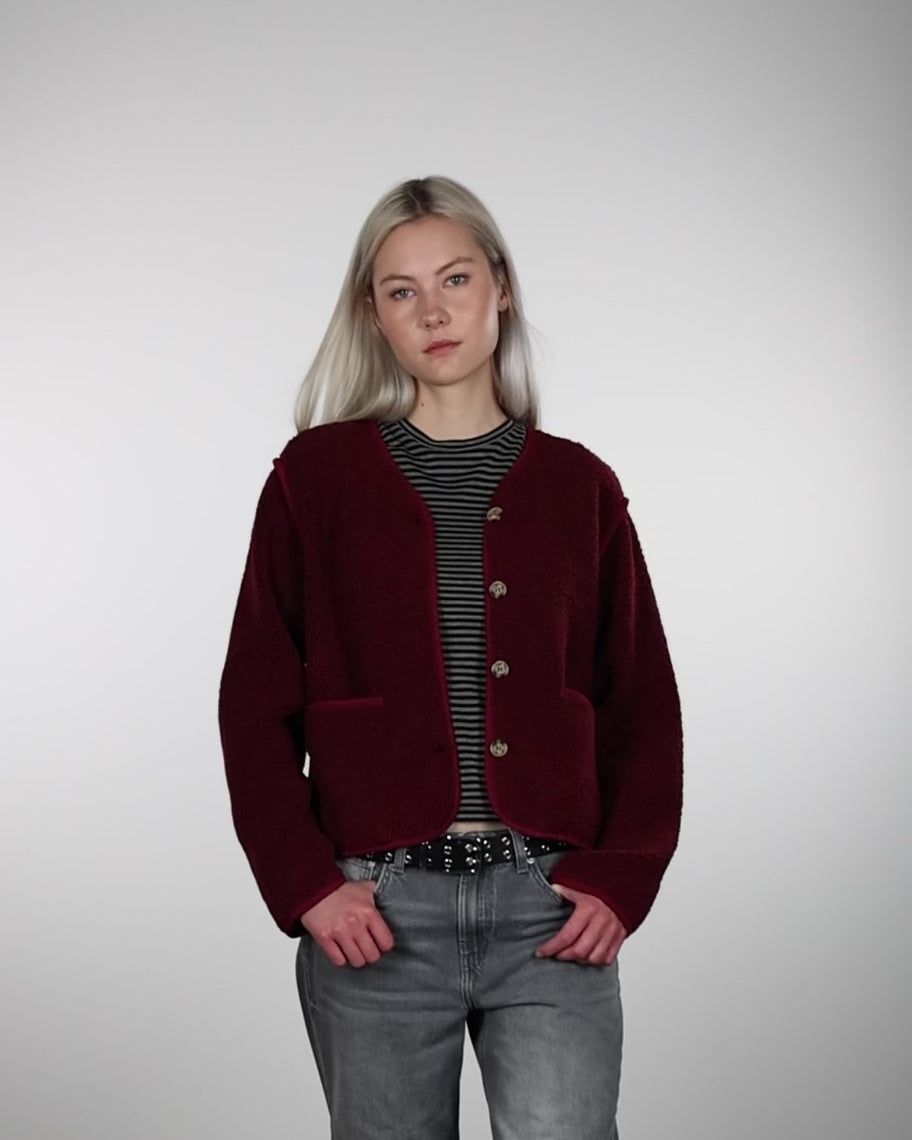 Einfarbige Teddyjacke Im Laufen