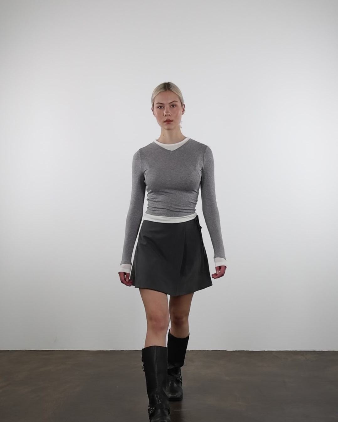 Kurzer Wickelrock aus Viskose im Laufen