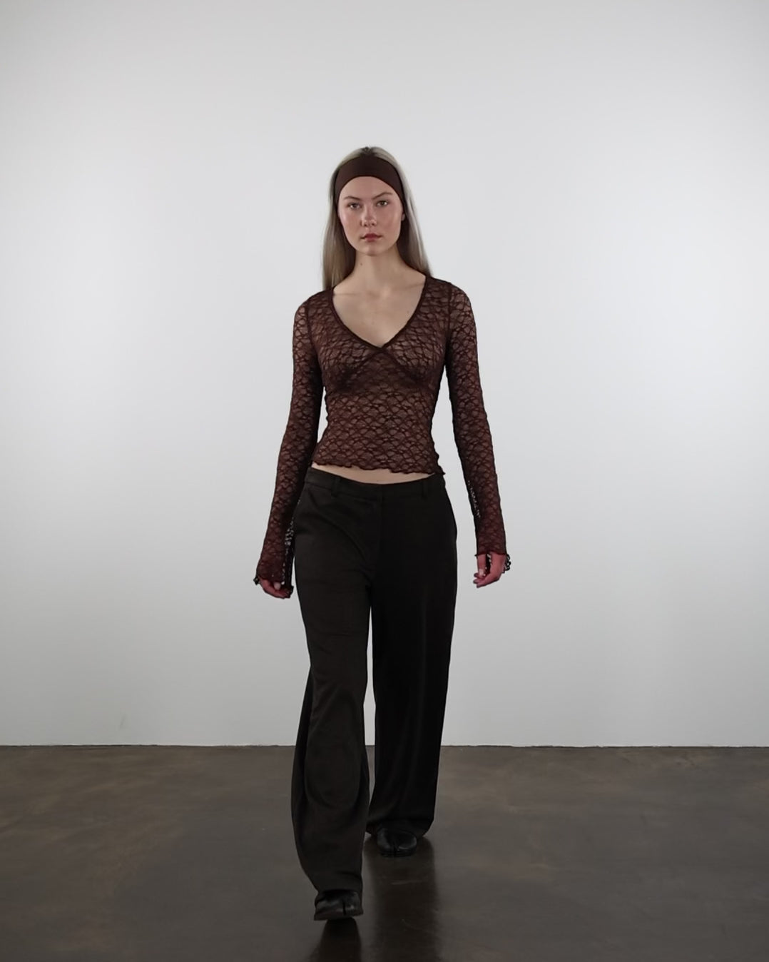 Elegantes Spitzenlangarmshirt in Bewegung