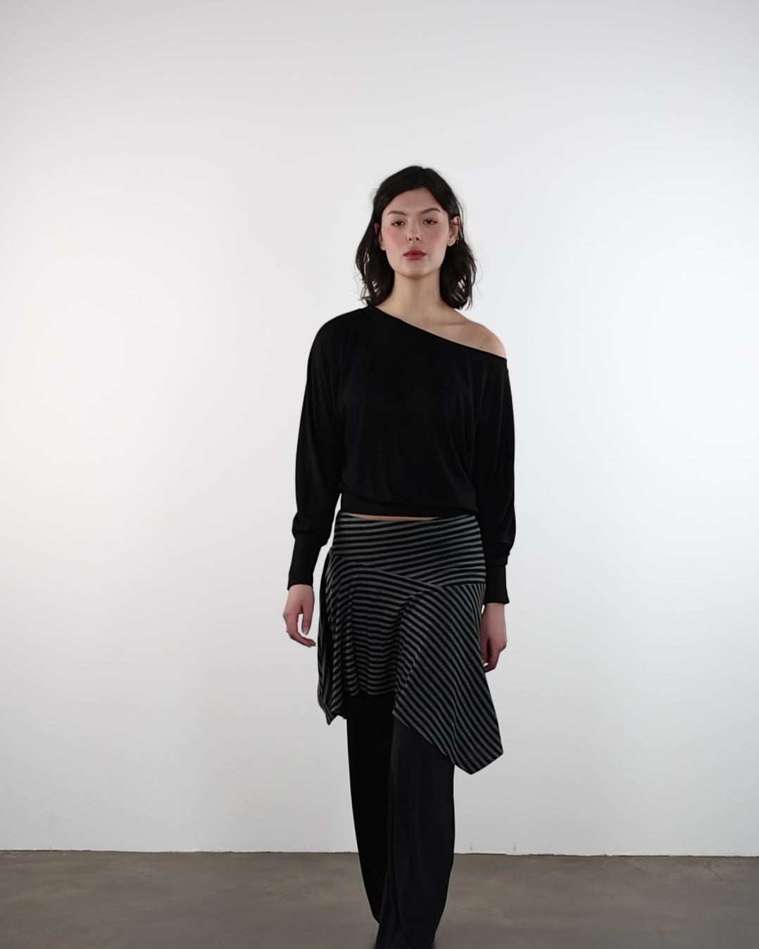 Asymmetrischer Rock mit Streifen