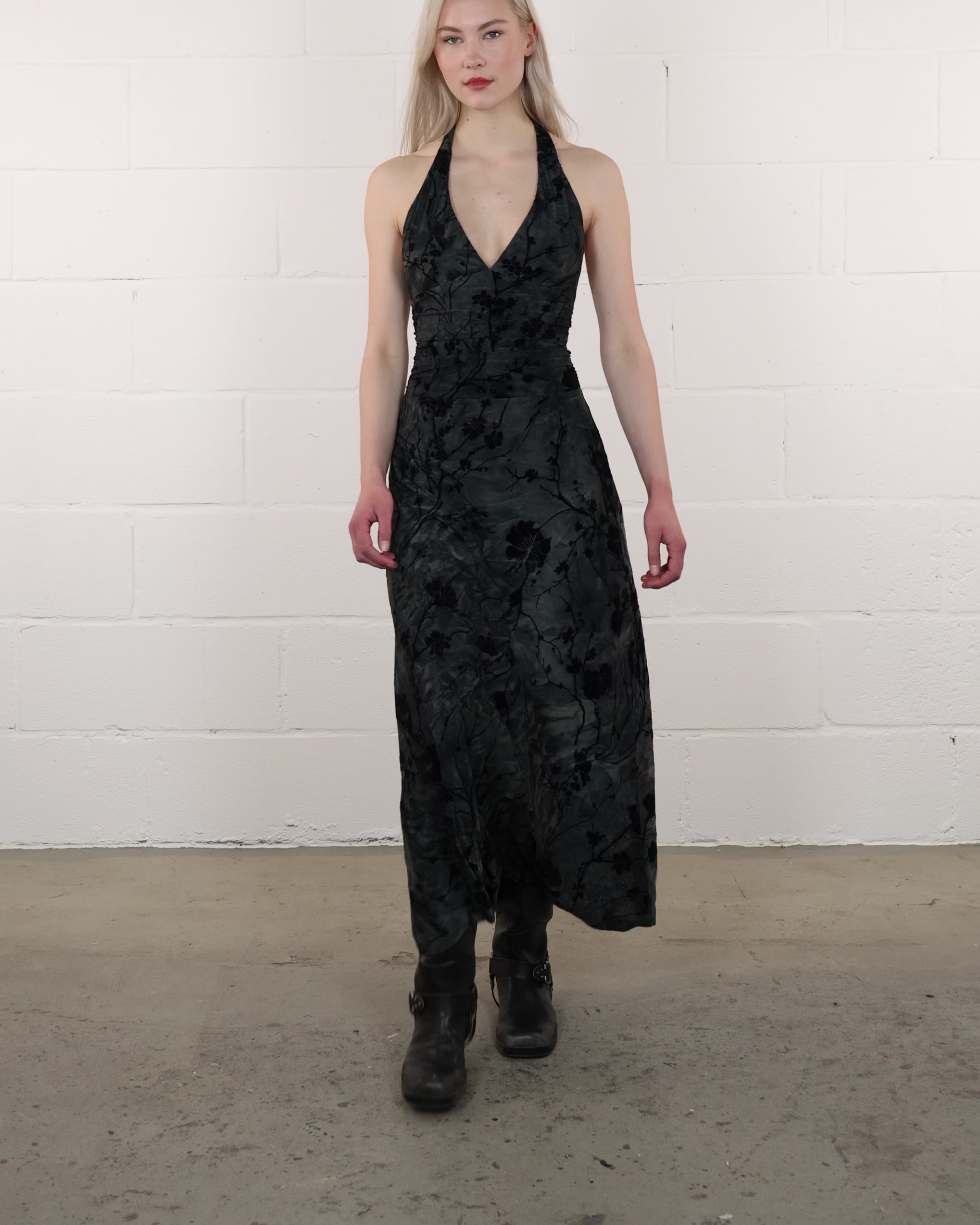 Neckholderkleid mit Blumenprint aus Samt
