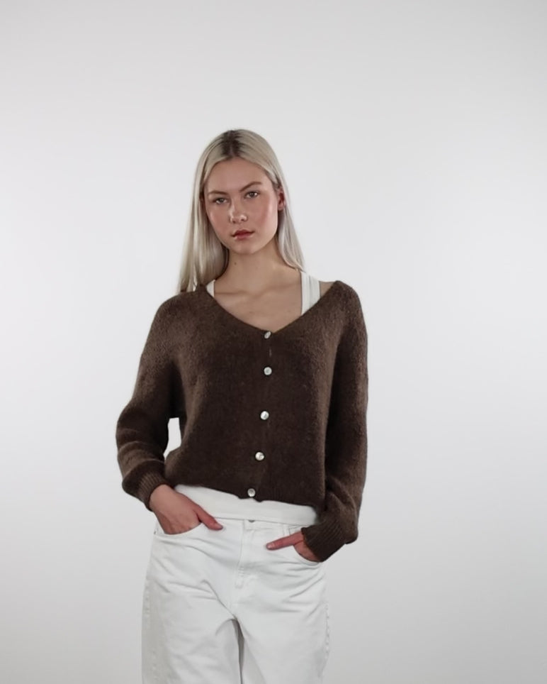 Strickjacke mit V-Ausschnitt in Bewegung