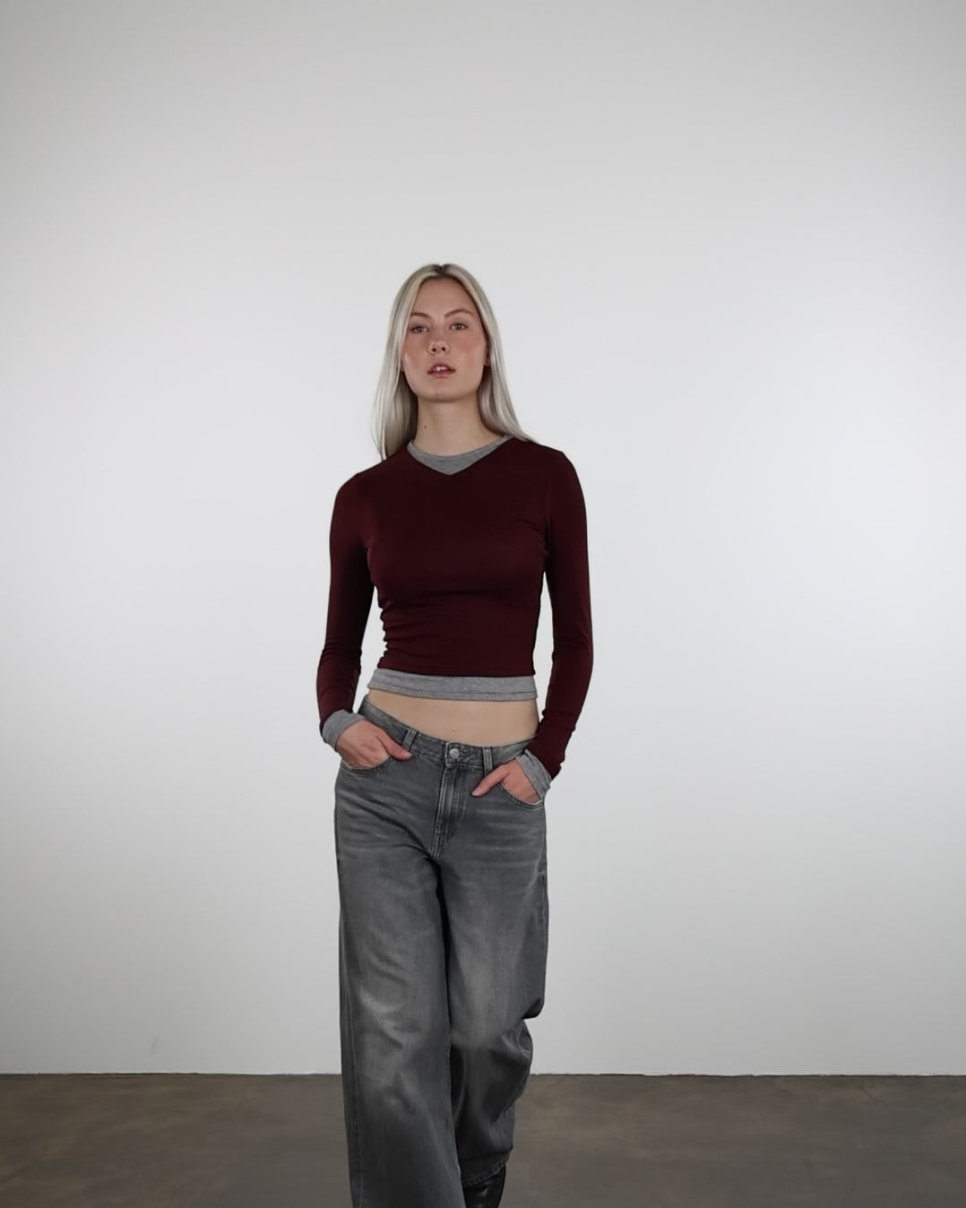 Langarmshirt mit Layering-Effekt in Bewegung