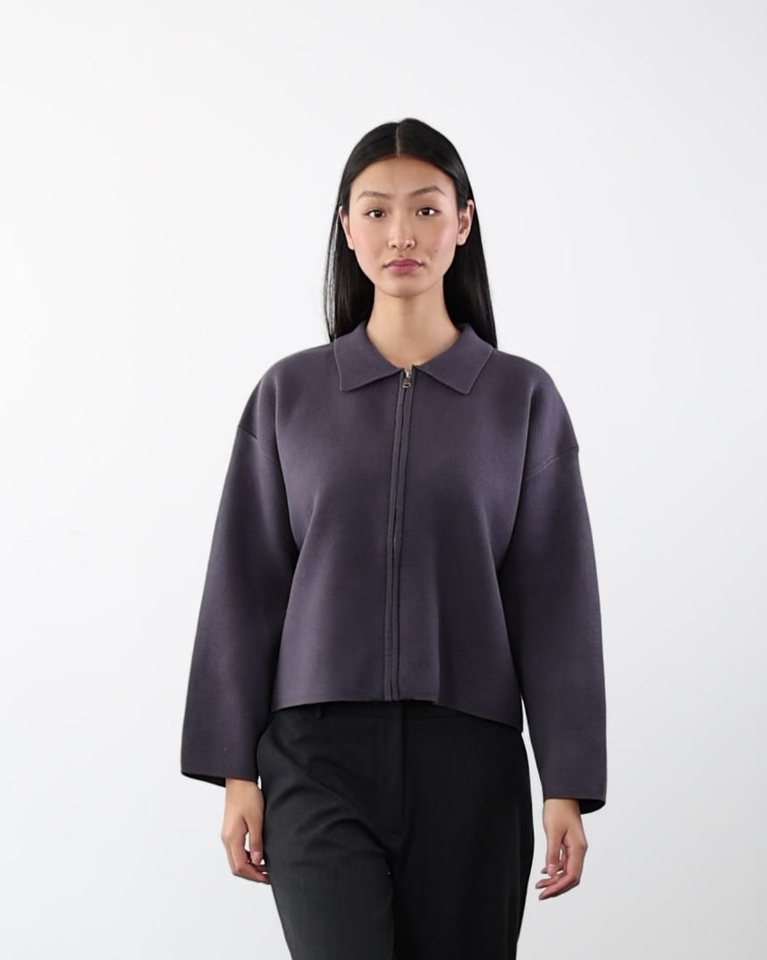 Kastige Strickjacke mit Reißverschluss in Bewegung