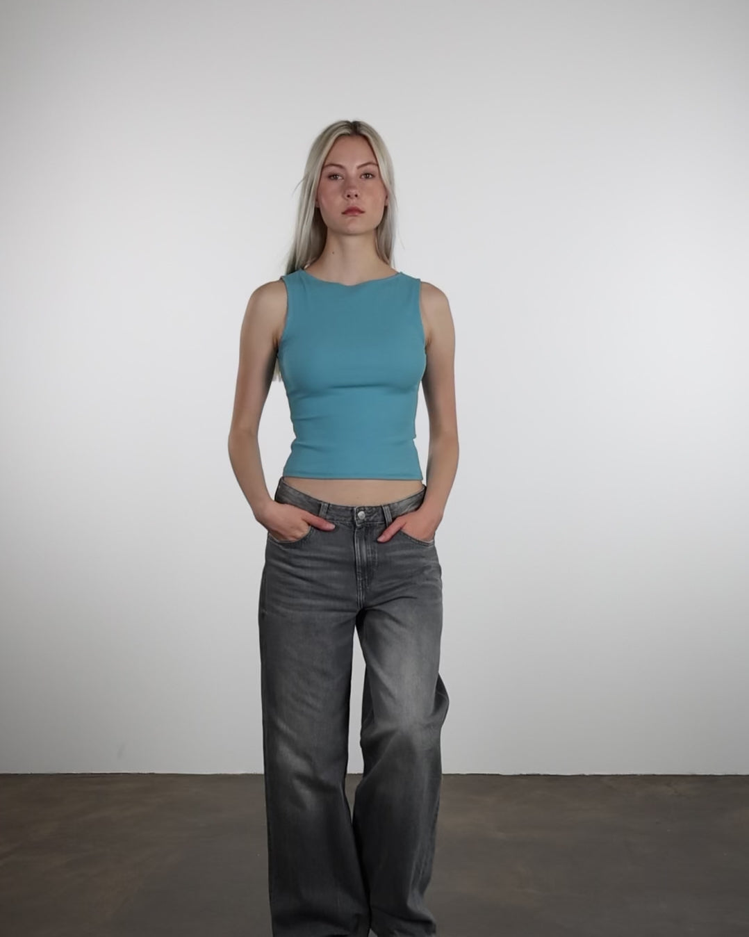 Basic Top mit U-Boot Ausschnitt in Bewegung