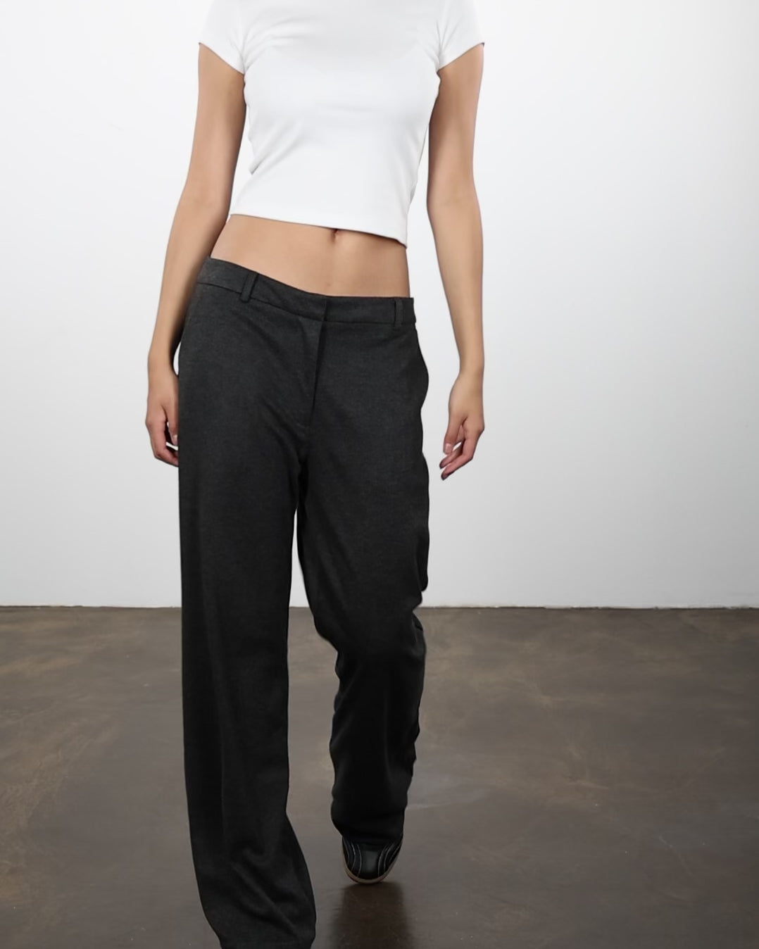 Hose mit Fischgrätmuster in Bewegung