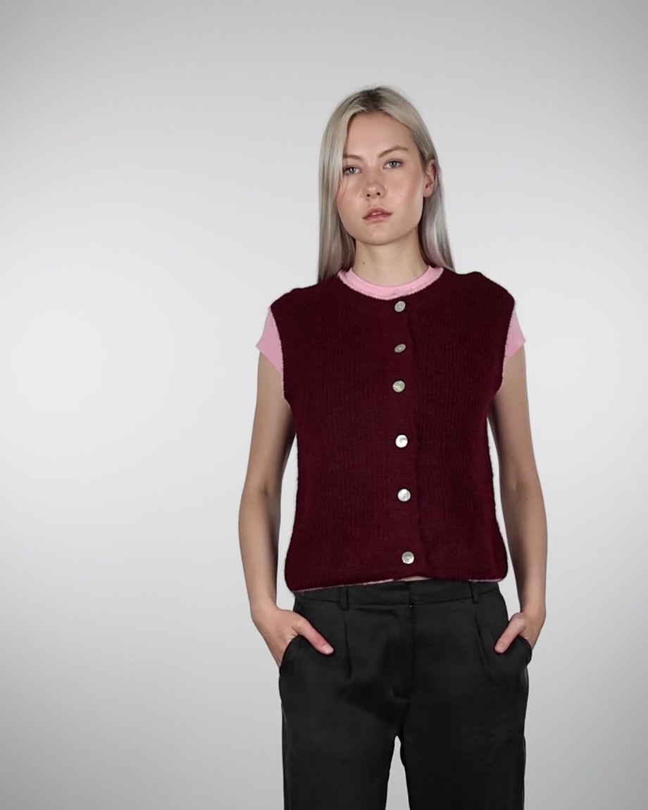 Strickpullunder mit Kontrastnaht in Bewegung