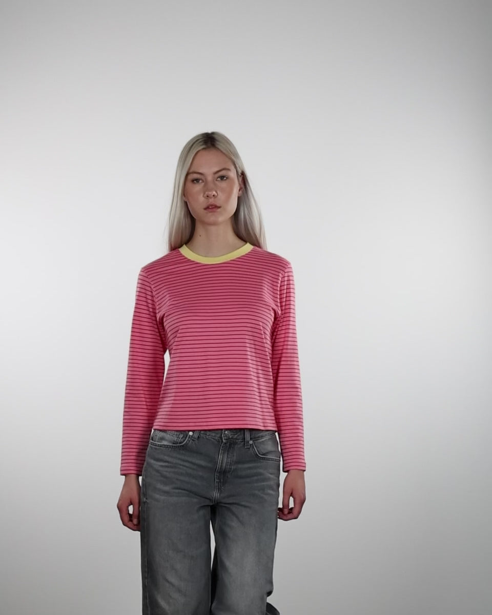 Gestreiftes Basic Langarmshirt Im Laufen