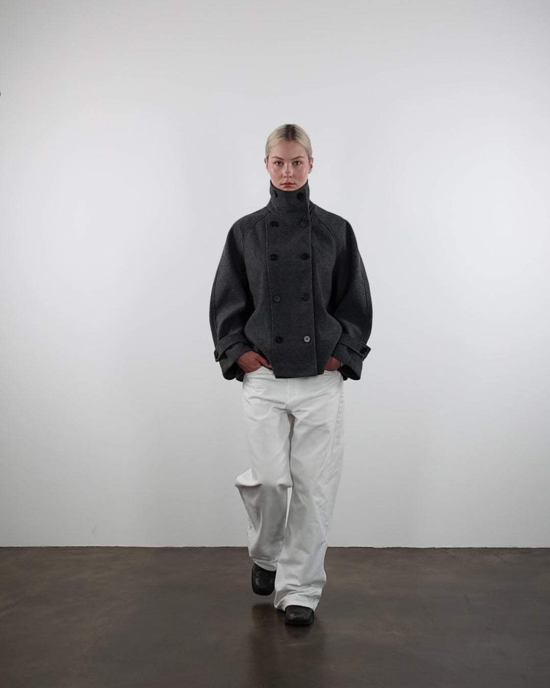 Mantel mit hohem Kragen im Laufen