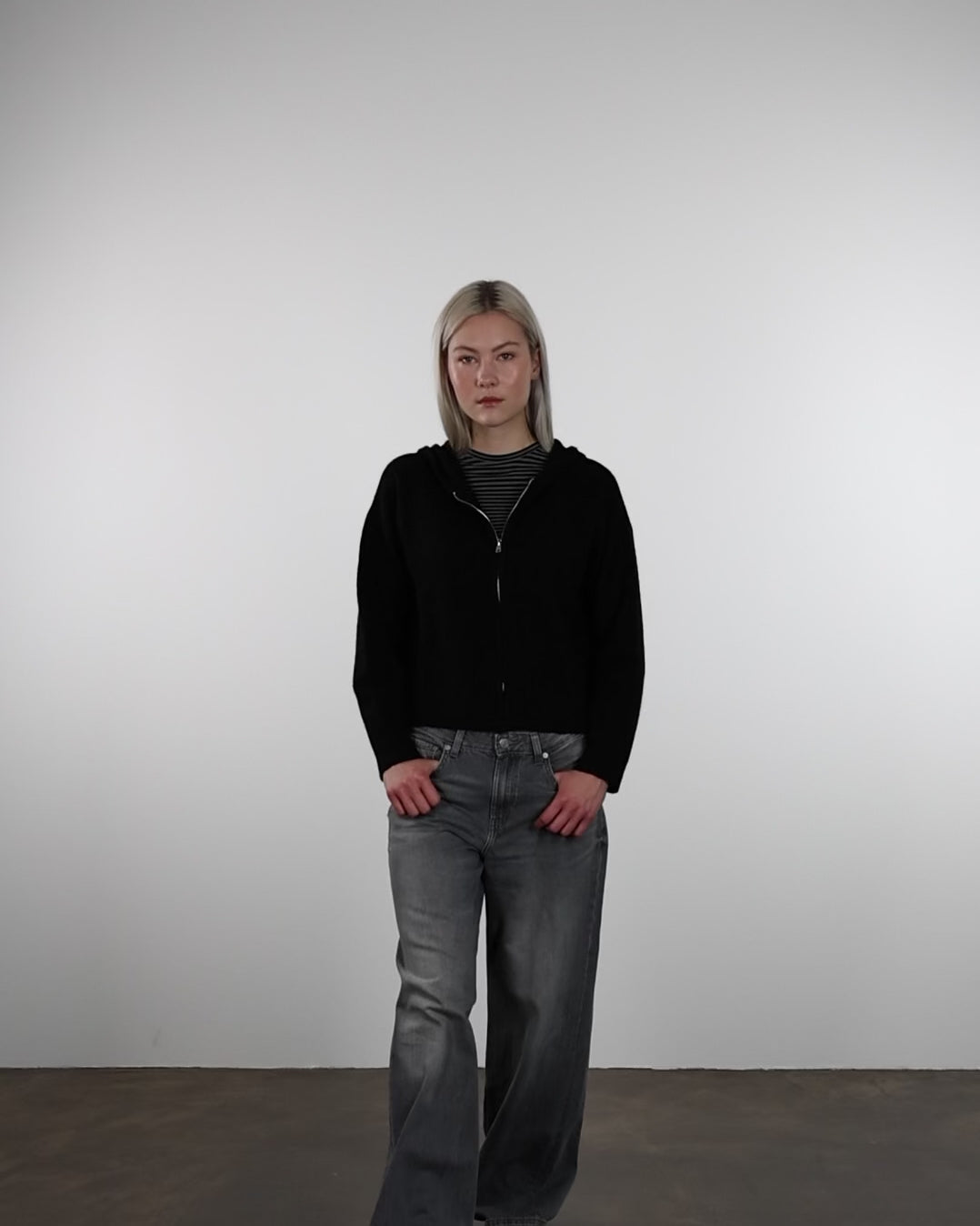 Gestreifte Strickjacke mit Kapuze in Bewegung