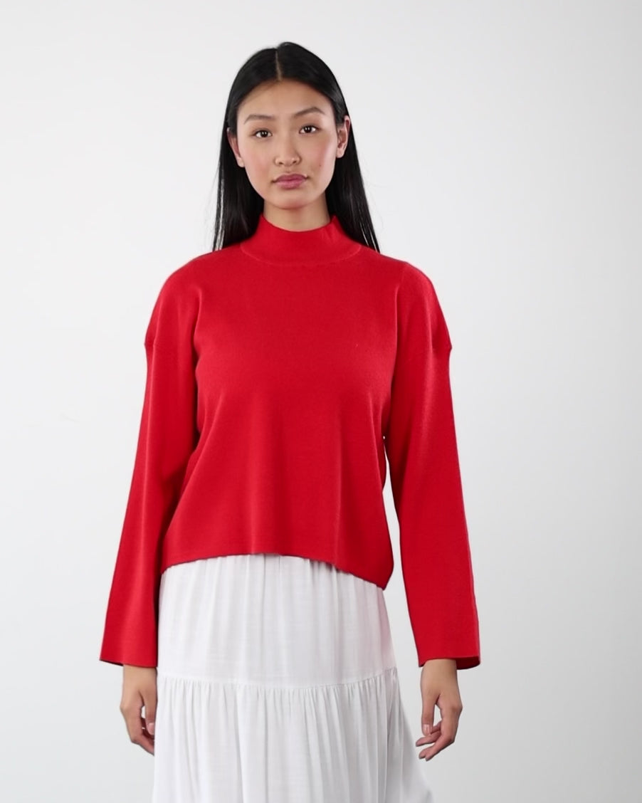 Weicher Pullover mit Stehkragen in Bewegung