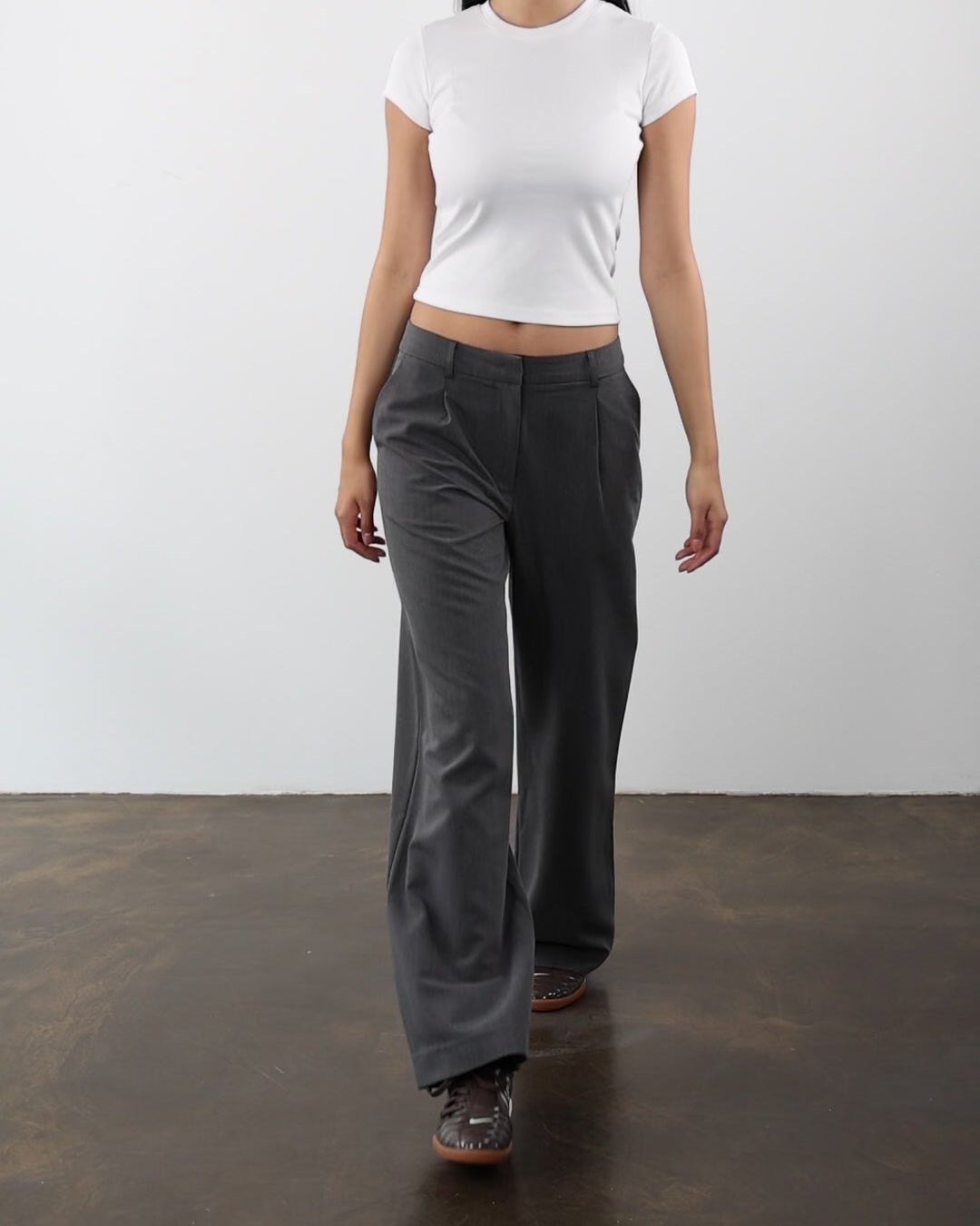 Klassische Anzughose mit geradem Bein in Bewegung