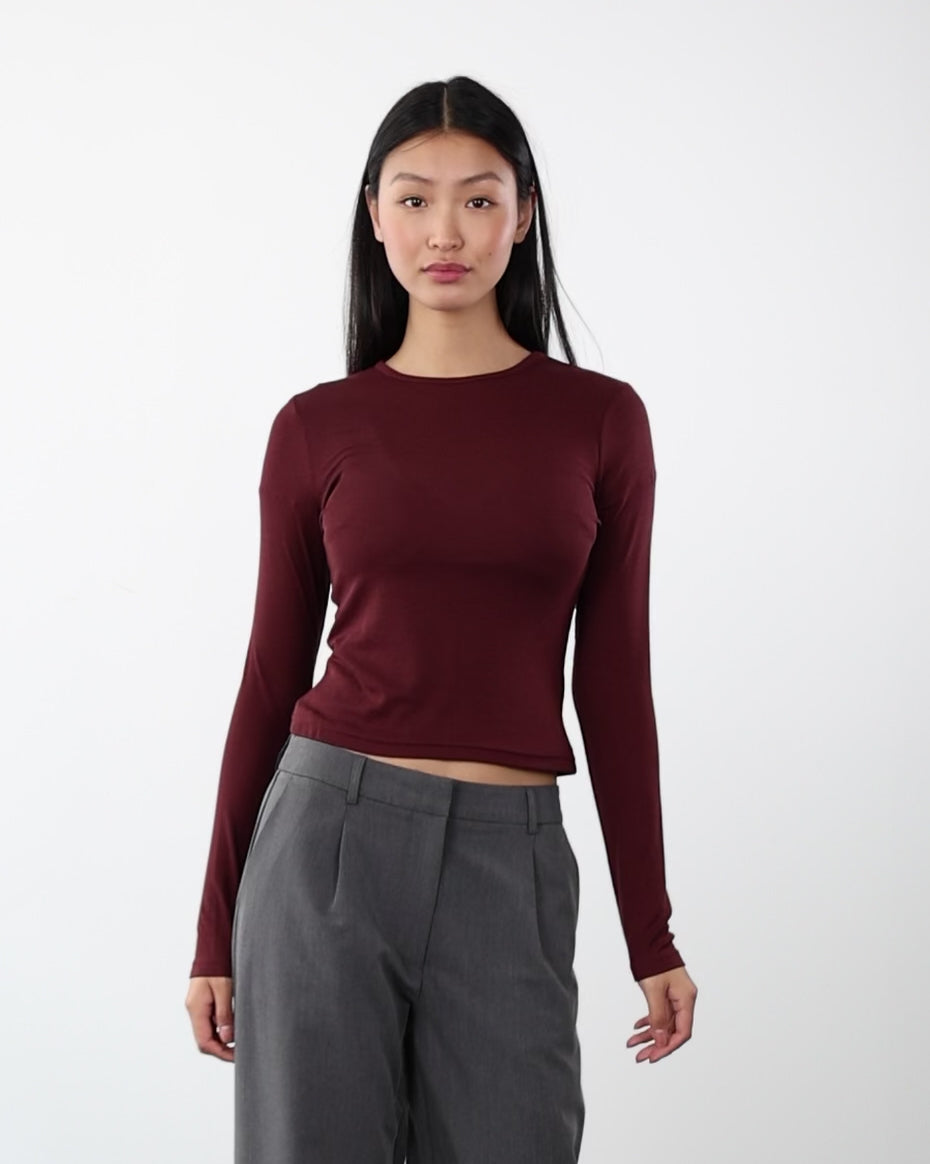 Langarmshirt mit Rundhalsausschnitt in Bewegung