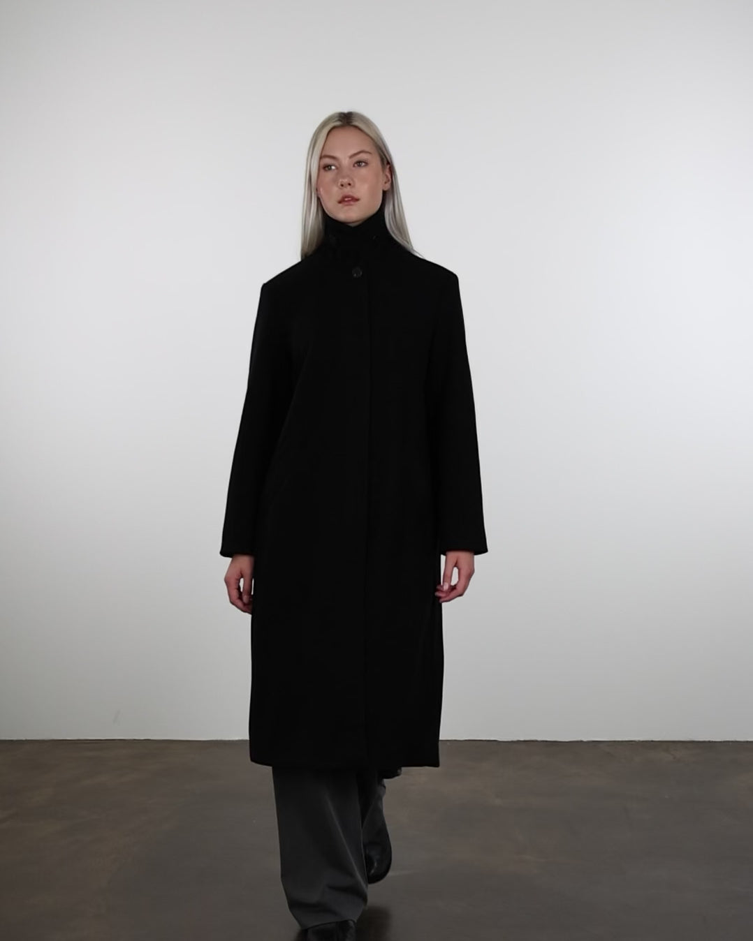 Mantel mit Stehkragen in bewegung