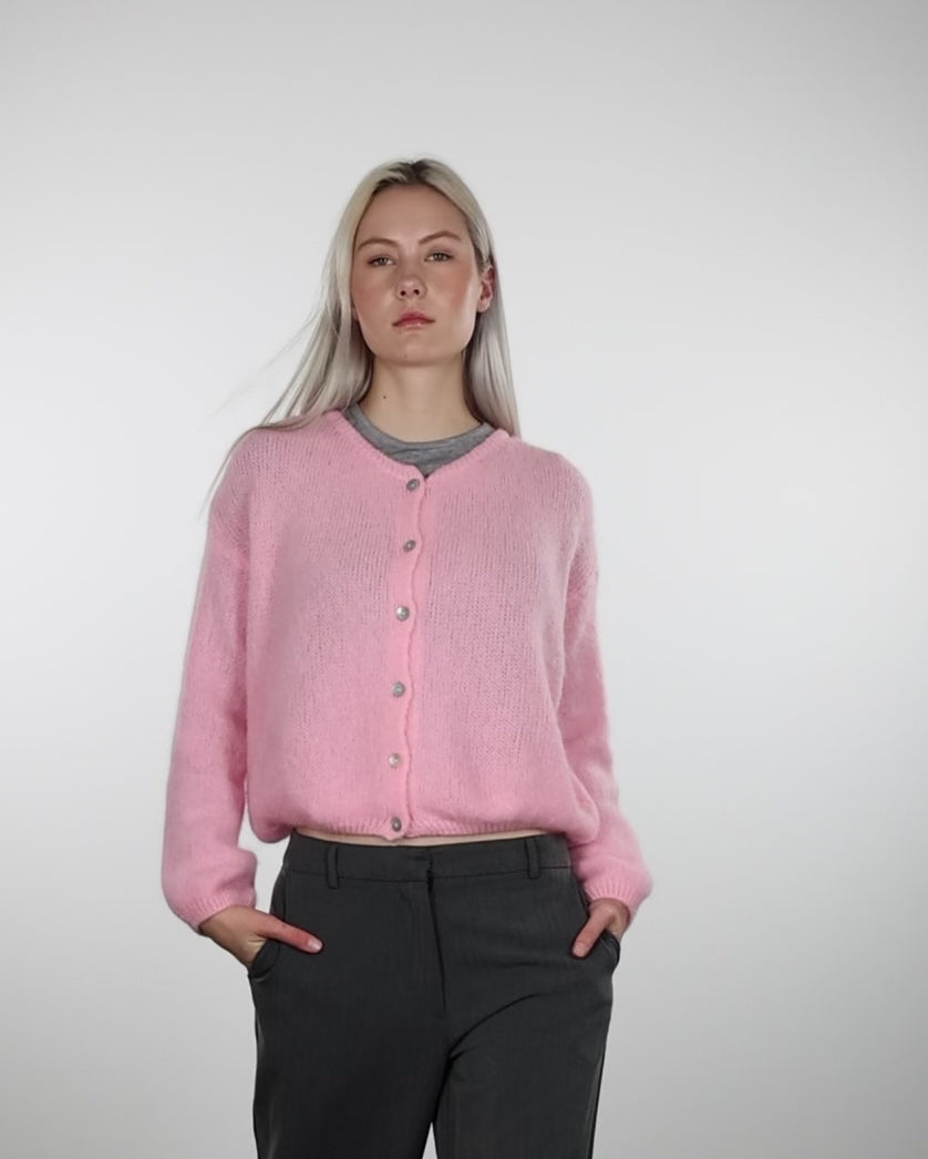 Weiche einfarbige Strickjacke in Bewegung