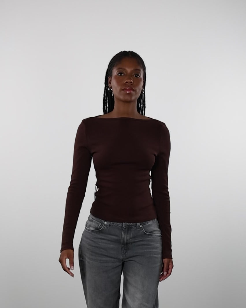 Geripptes Langarmshirt mit U-Boot Ausschnitt