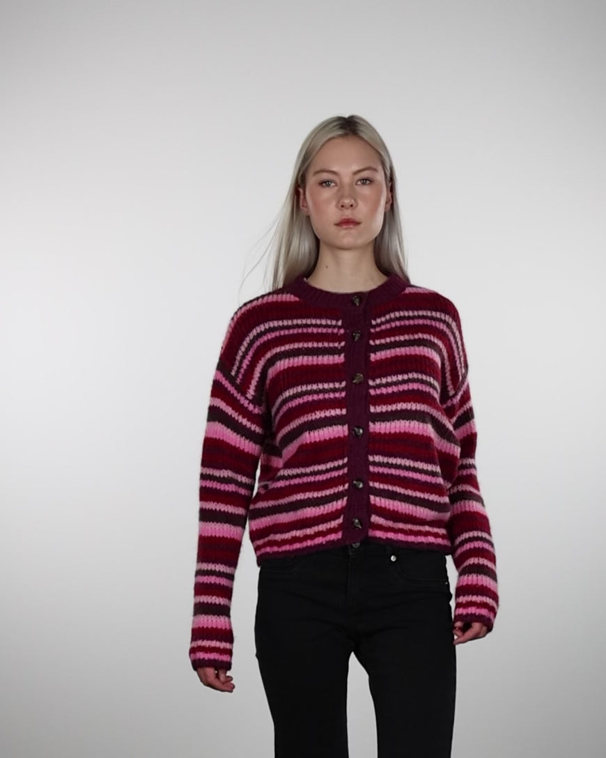 Bunt gestreifte Strickjacke in Bewegung