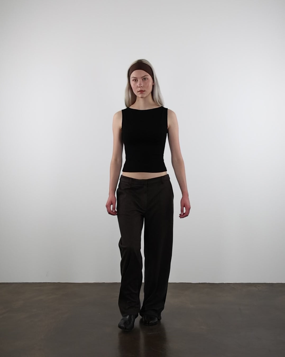 Basic Top mit U-Boot Ausschnitt in Bewegung