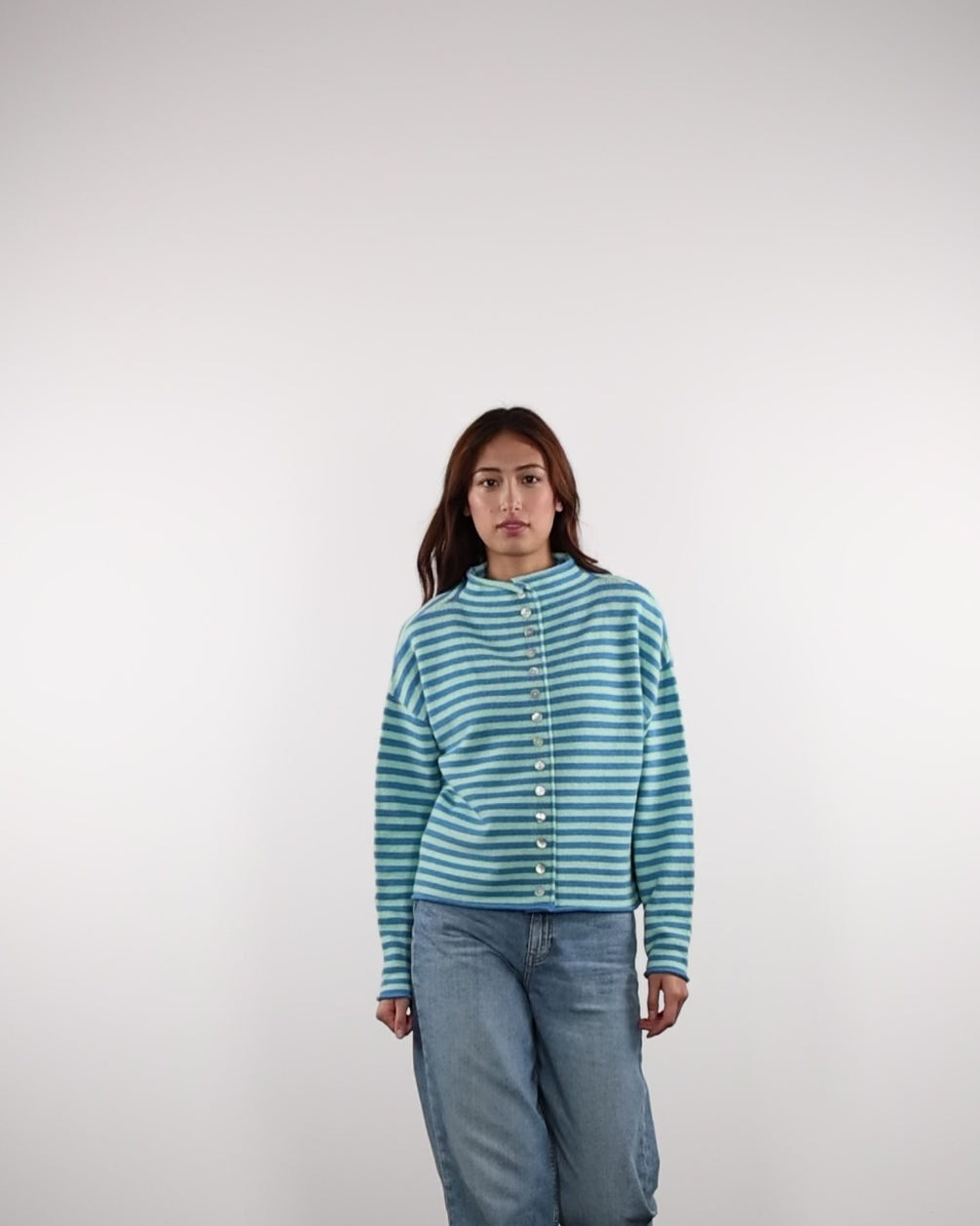 Gestreifte Strickjacke mit Stehkragen