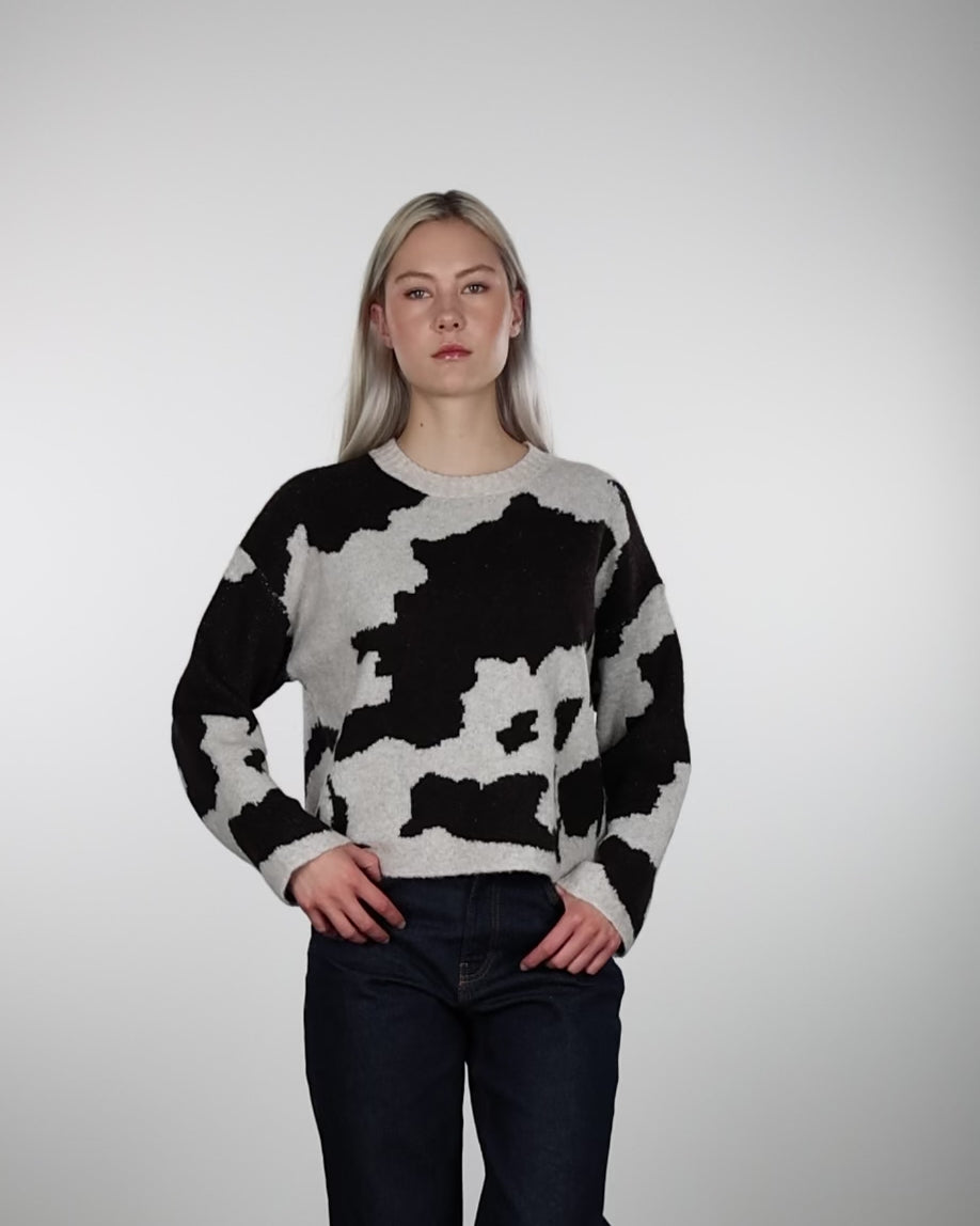 Pullover mit Cow-Print in Bewegung
