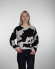 Pullover mit Cow-Print in Bewegung