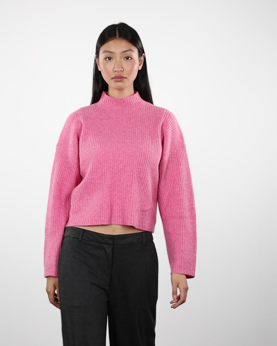 Gerippter Pullover mit Stehkragen in Bewegung