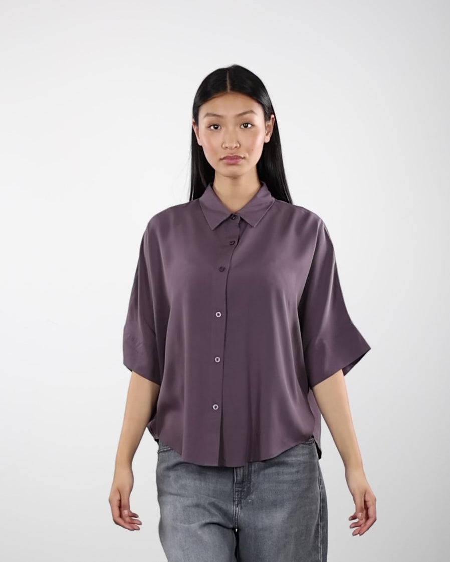 Weite Kurzarm Bluse in Bewegung