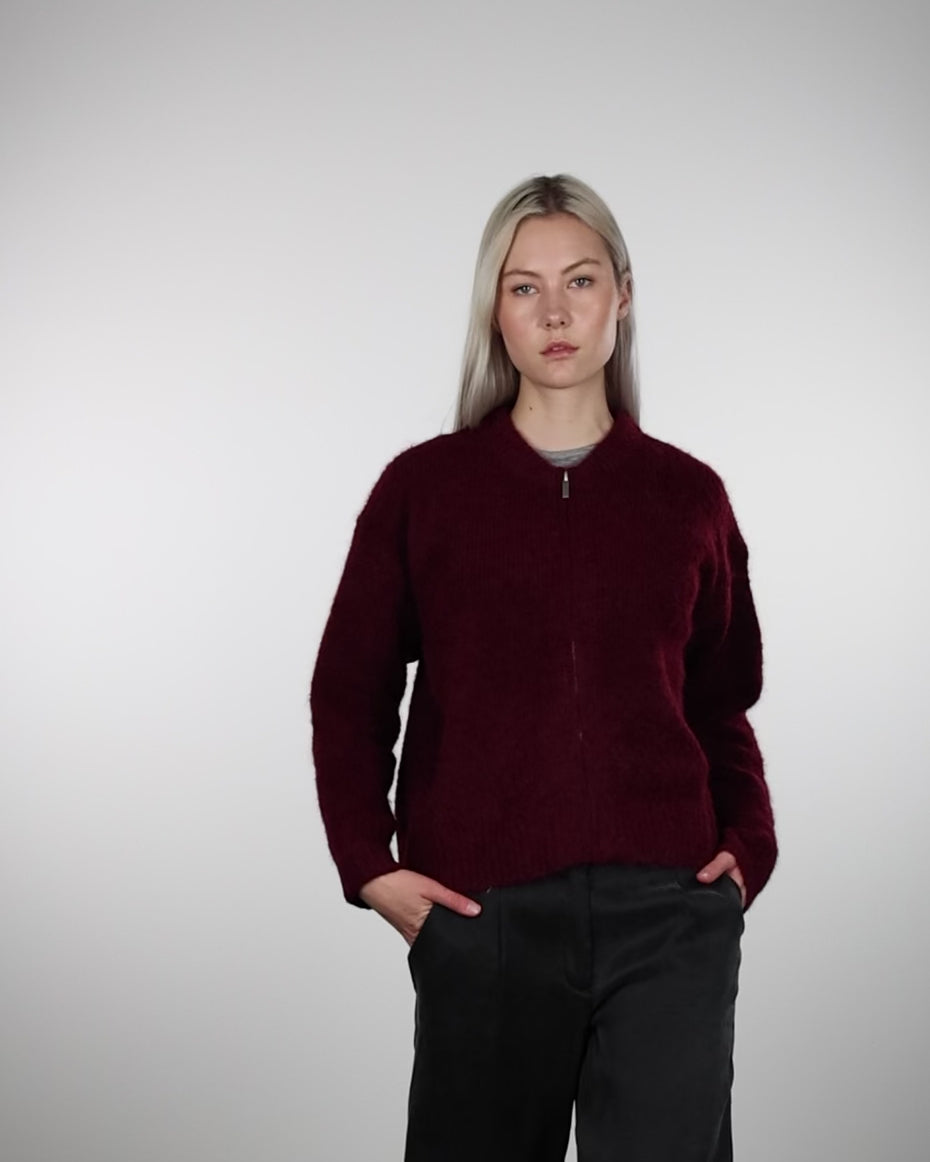 Strickjacke mit Reißverschluss Im Laufen 