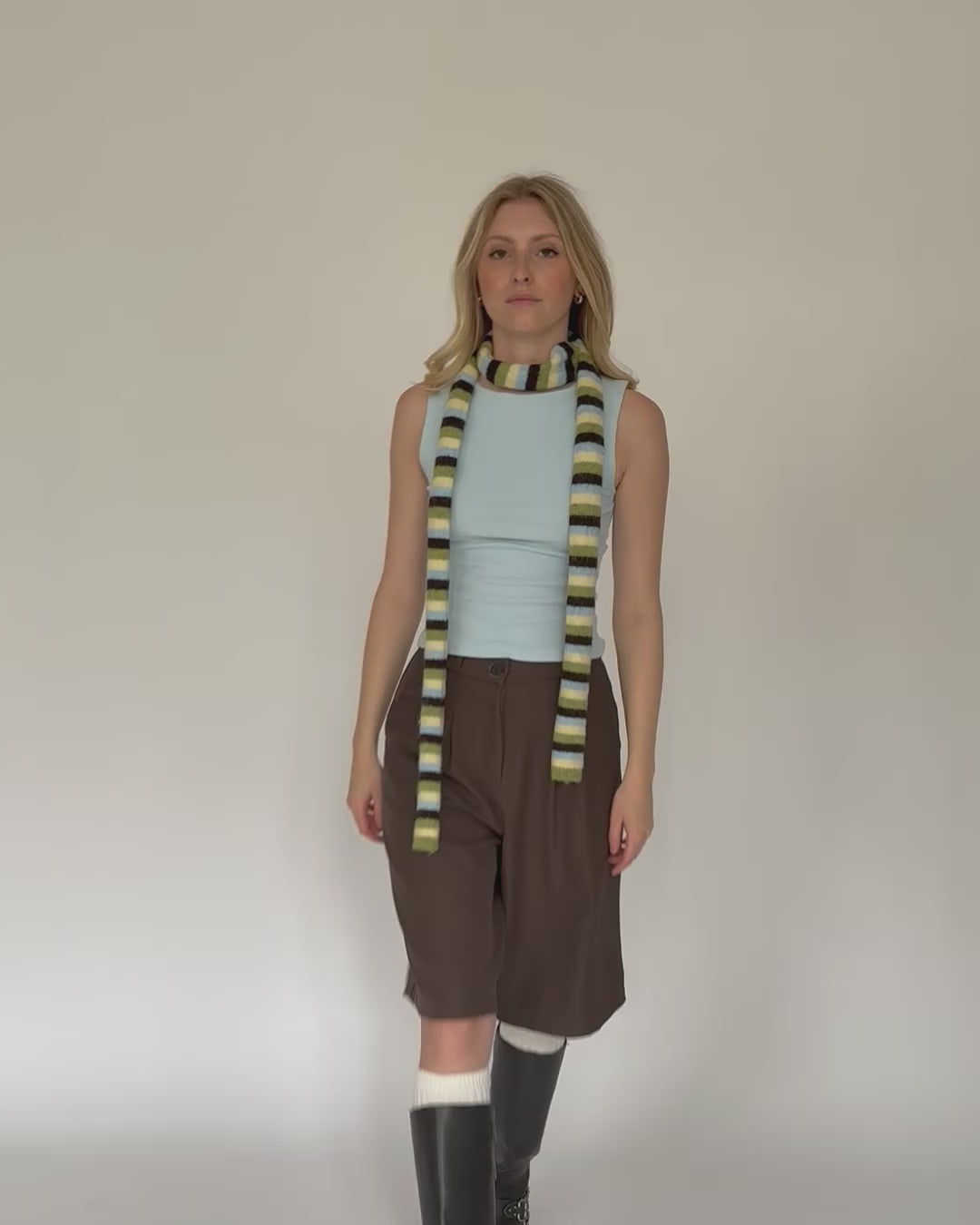 Gesteifter Schal in Bewegung