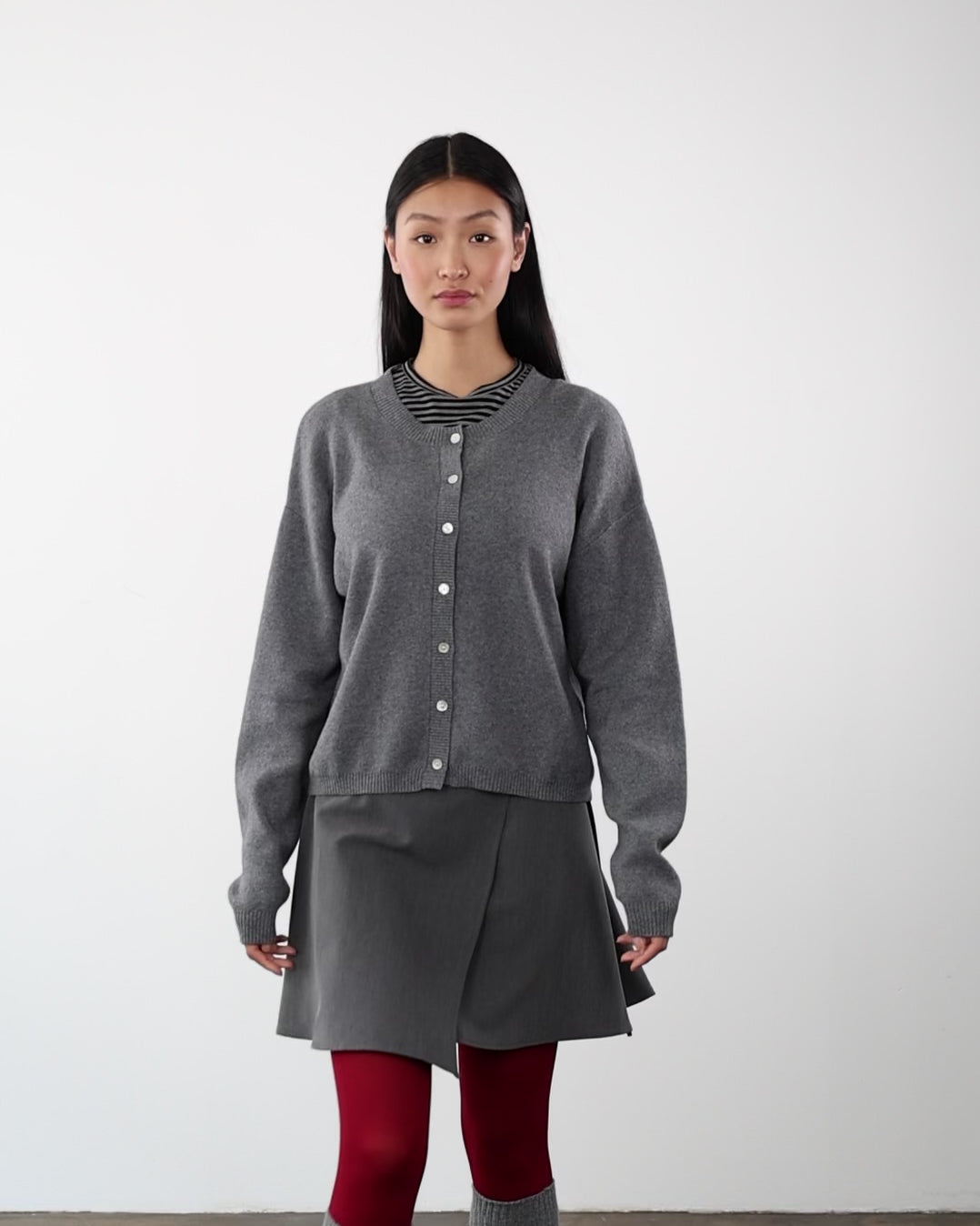 Klassische Strickjacke mit Rundhalsausschnitt in Bewegung