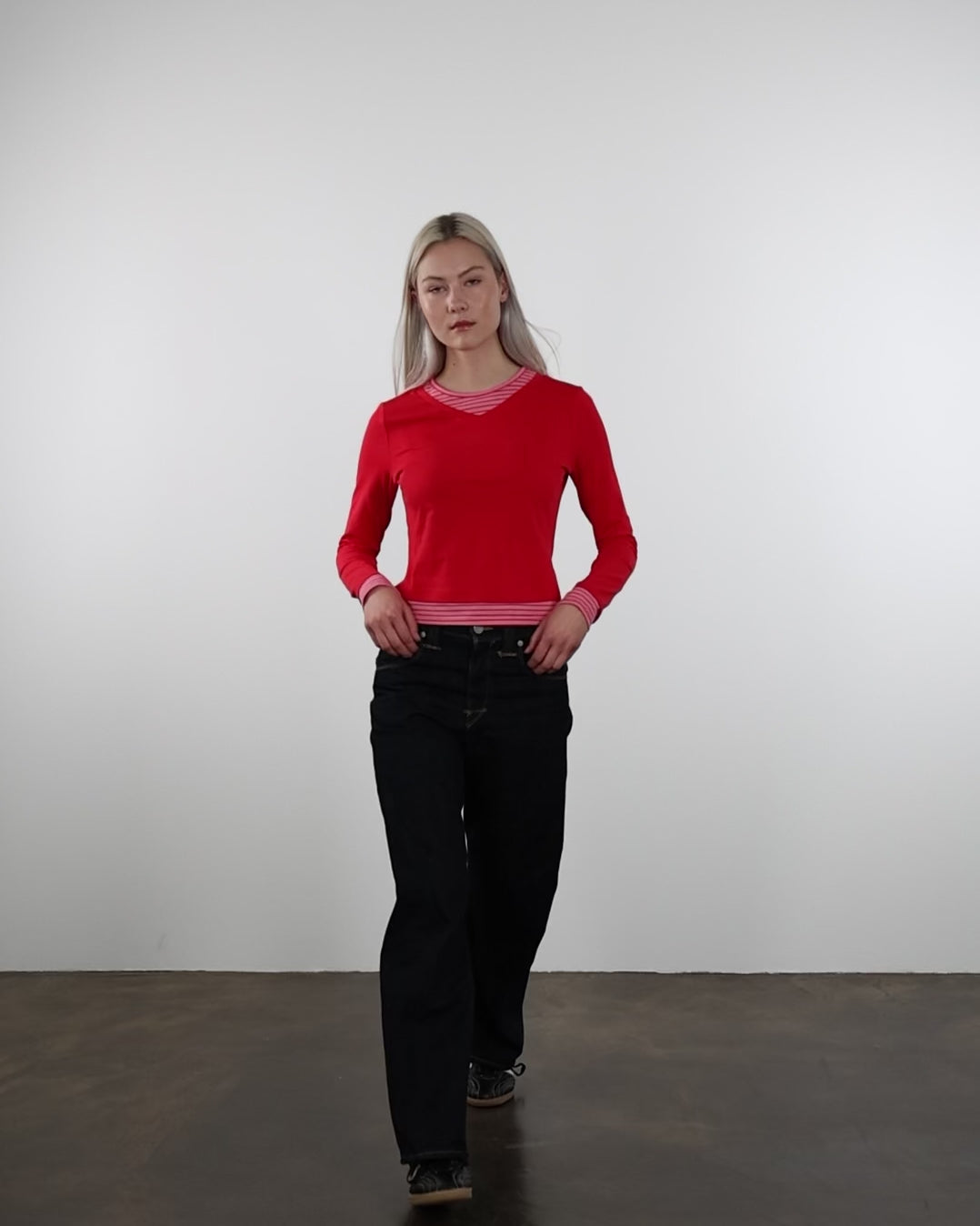 Langarmshirt mit Layering-Effekt in Bewegung