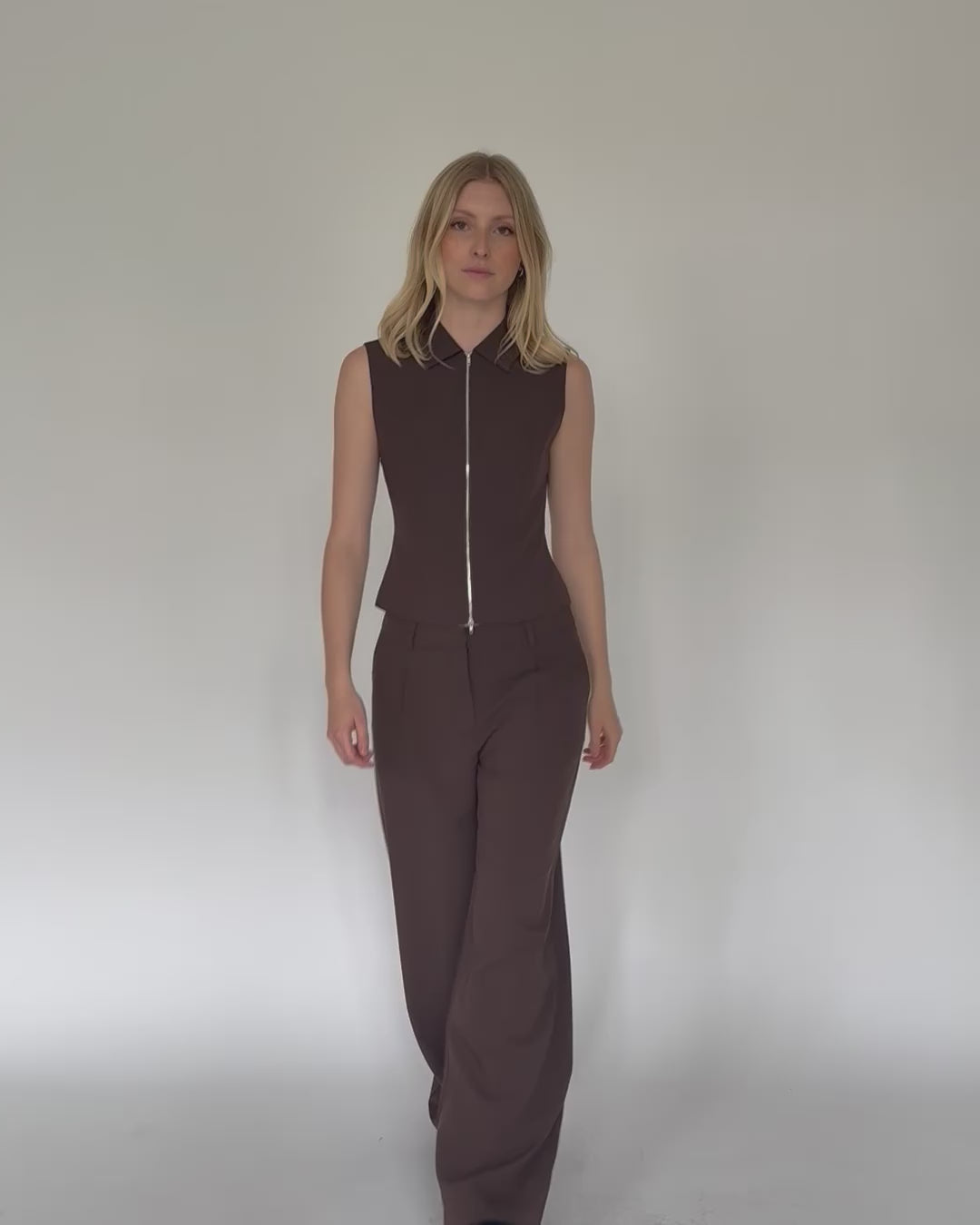 Kurzarmbluse mit Reißverschluss in Bewegung