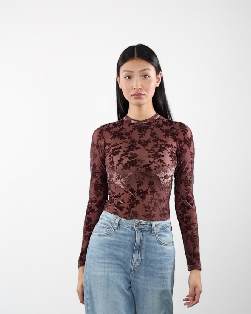 Body mit Blätter Print aus Samt in Bewegung