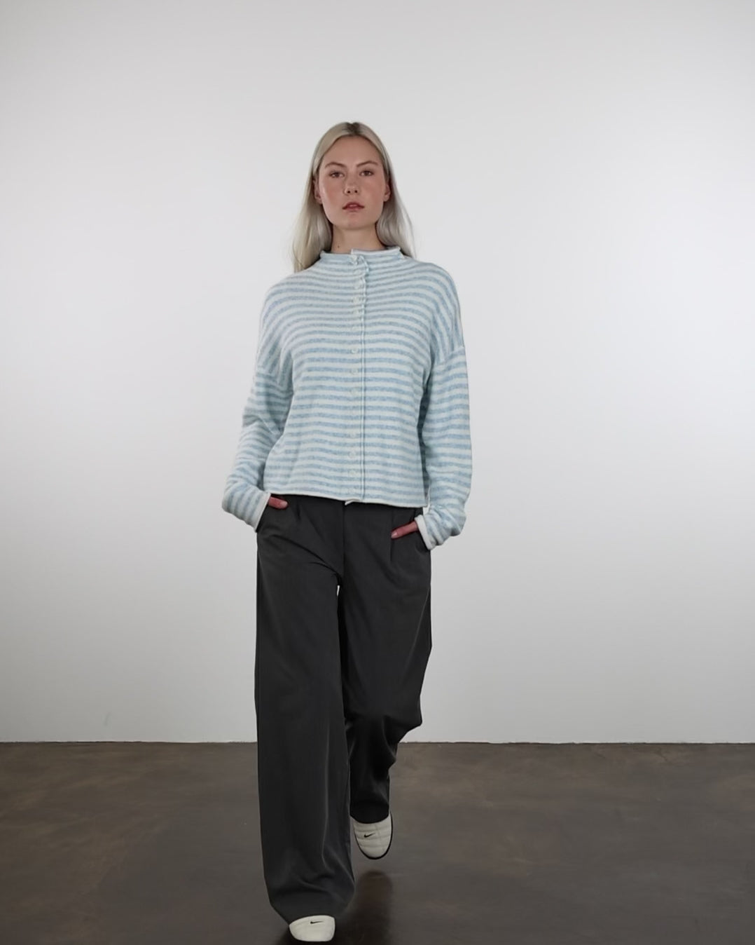 Gestreifte Strickjacke mit Stehkragen in Bewegung