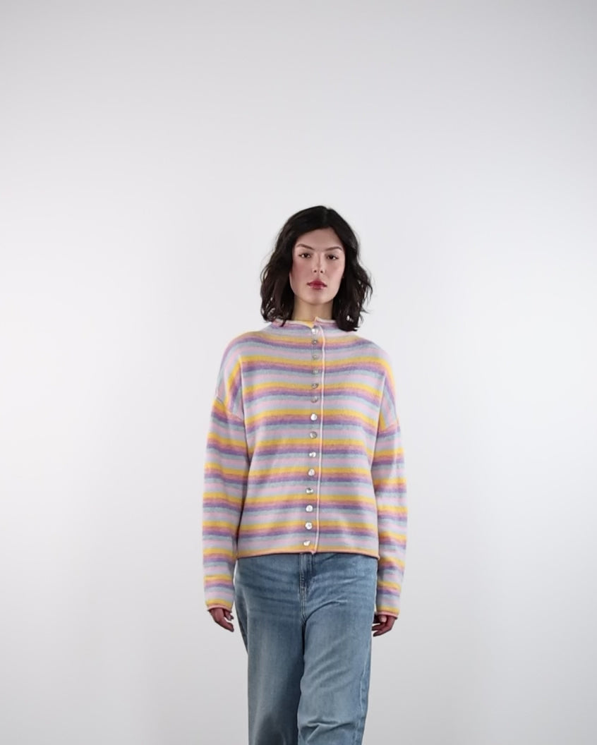 Strickjacke mit Stehkragen in Regenbogenfarben