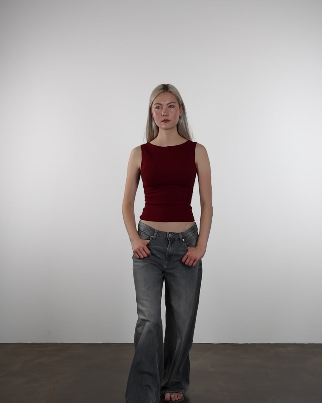 Basic Top mit U-Boot Ausschnitt in Bewegung