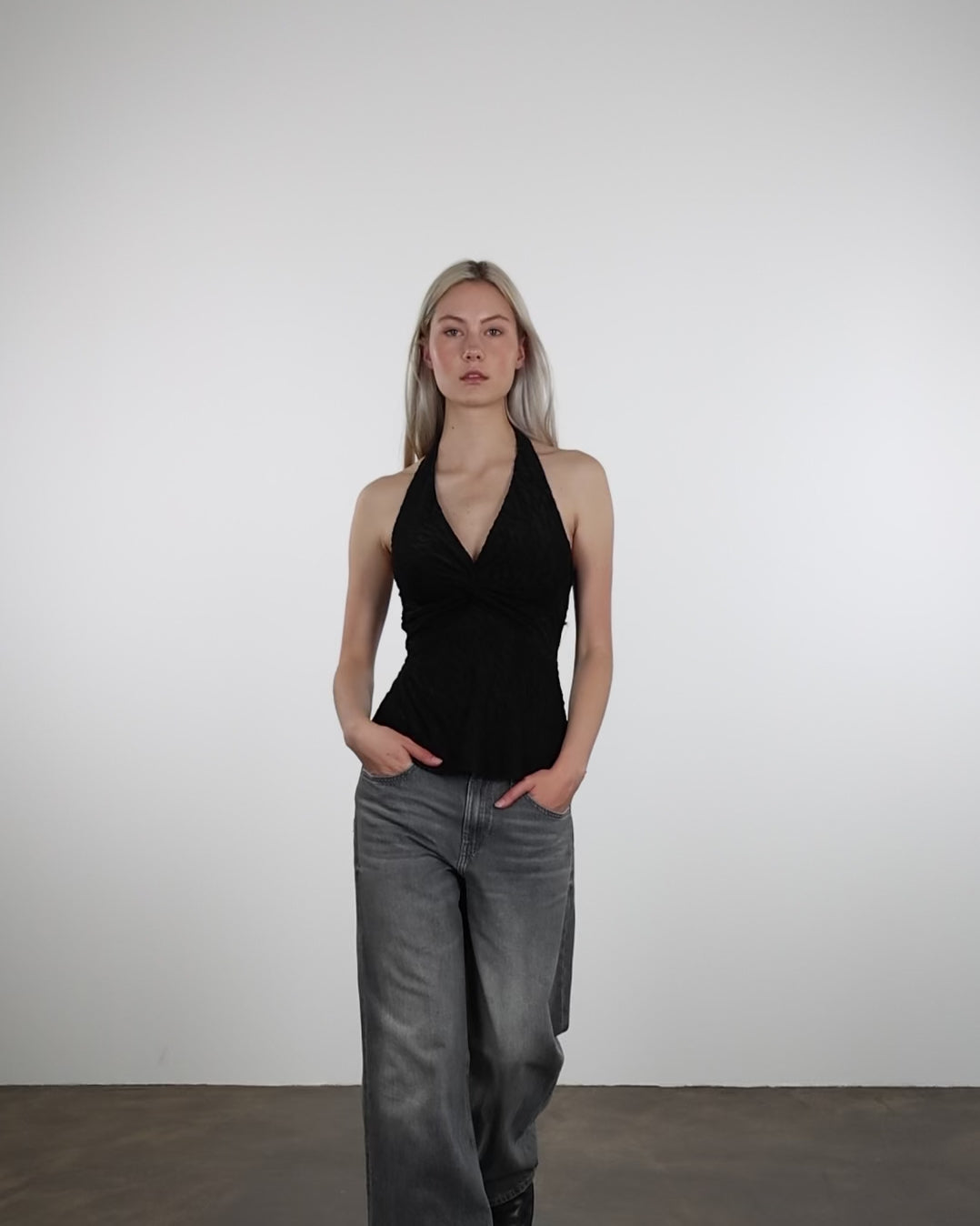 Neckholder-Top mit Strukturmusterin Bewegung